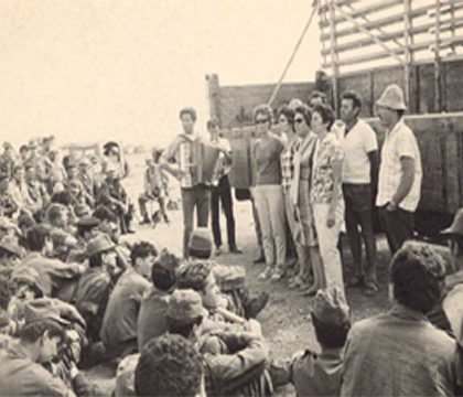 עם הגבעטרון בהופעה. נחצ'ה עם האקורדיון בקצה השורה